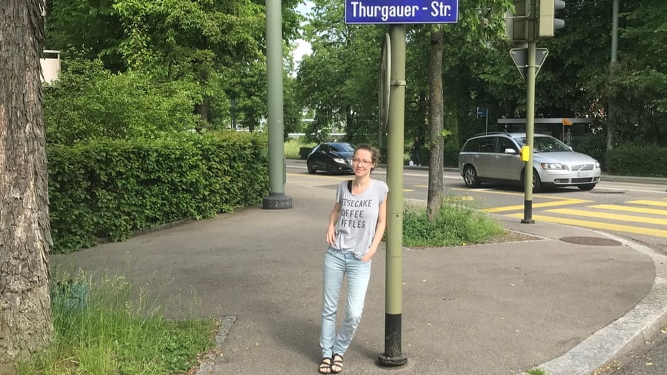 Die Thurgauer Kabarettistin Martina Hügi lehnt sich an ein Strassenschild.