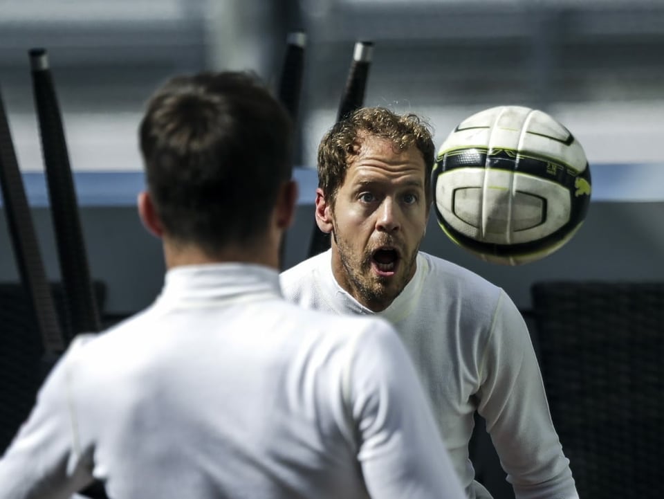 Sebastian Vettel spielt einen Kopfball