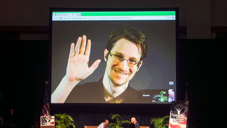 Edward Snowden in einer Live-Schaltung auf einer Videoleinwand. 