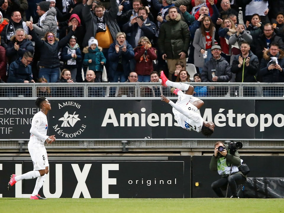 Fousseni Diabate feiert mit einem Überschlag das 3:0 von Amiens