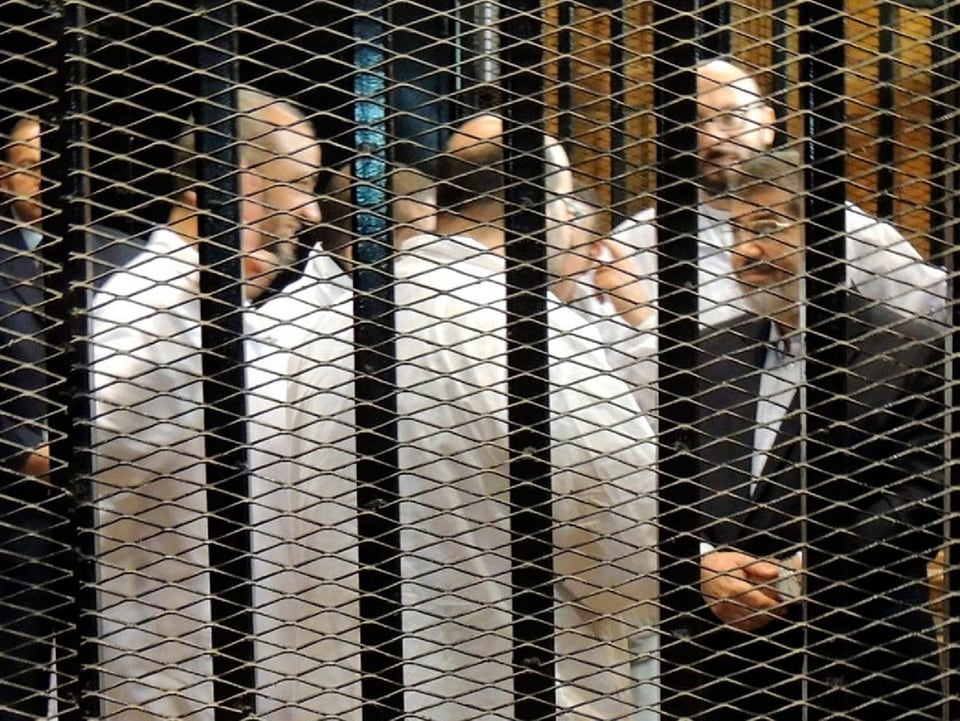 Ex-Staatspräsident Mohammed Mursi steht hinter Gittern mit mehreren Männern 