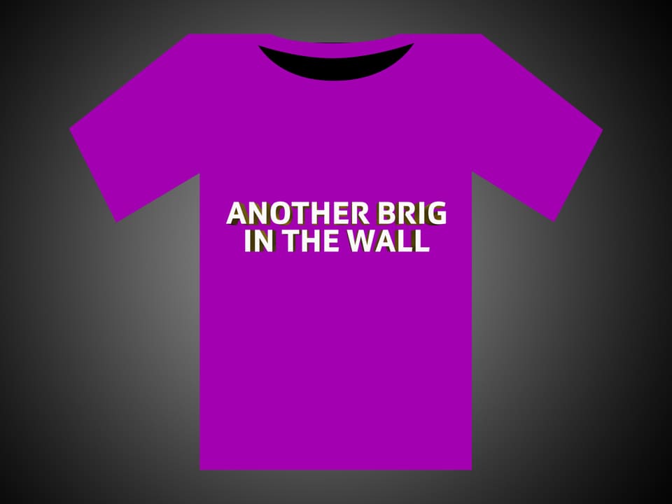 Weisse Schrift auf einem violetten T-Shirt: Another Brig In The Wall.