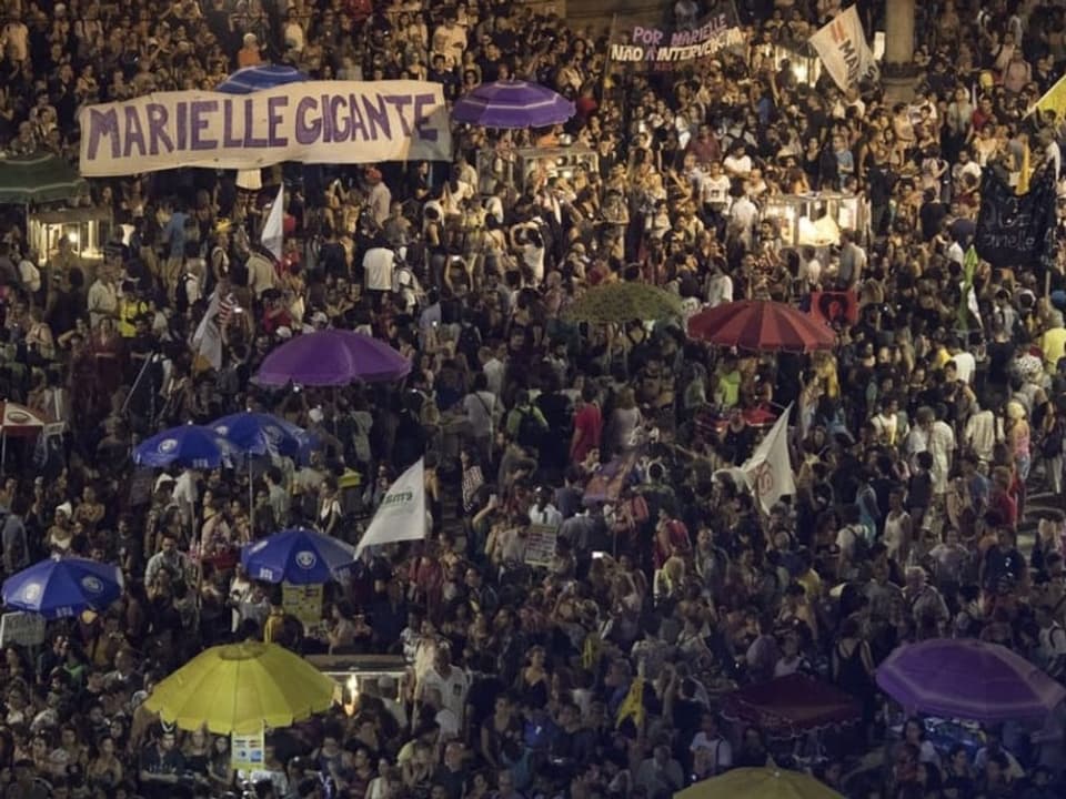 Protestierende auf der Strasse in Rio de Janeiro.