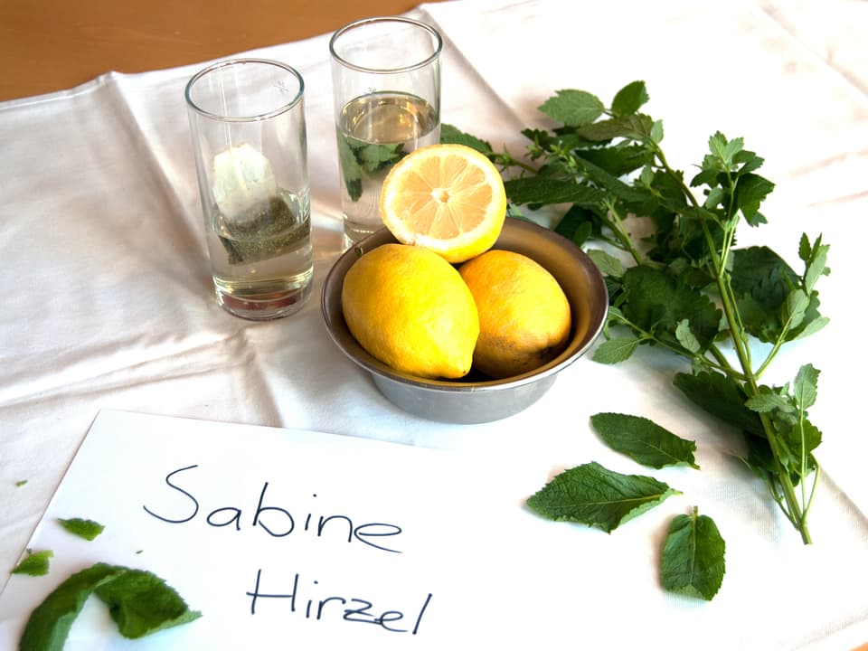 Eistee-Rezept von Sabine Hirzel: Zitrone, Sirup, aber auch frische Minze und Verveine dürfen nicht fehlen.
