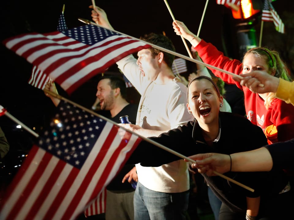 Menschen jubeln und schwenken die US-Flagge