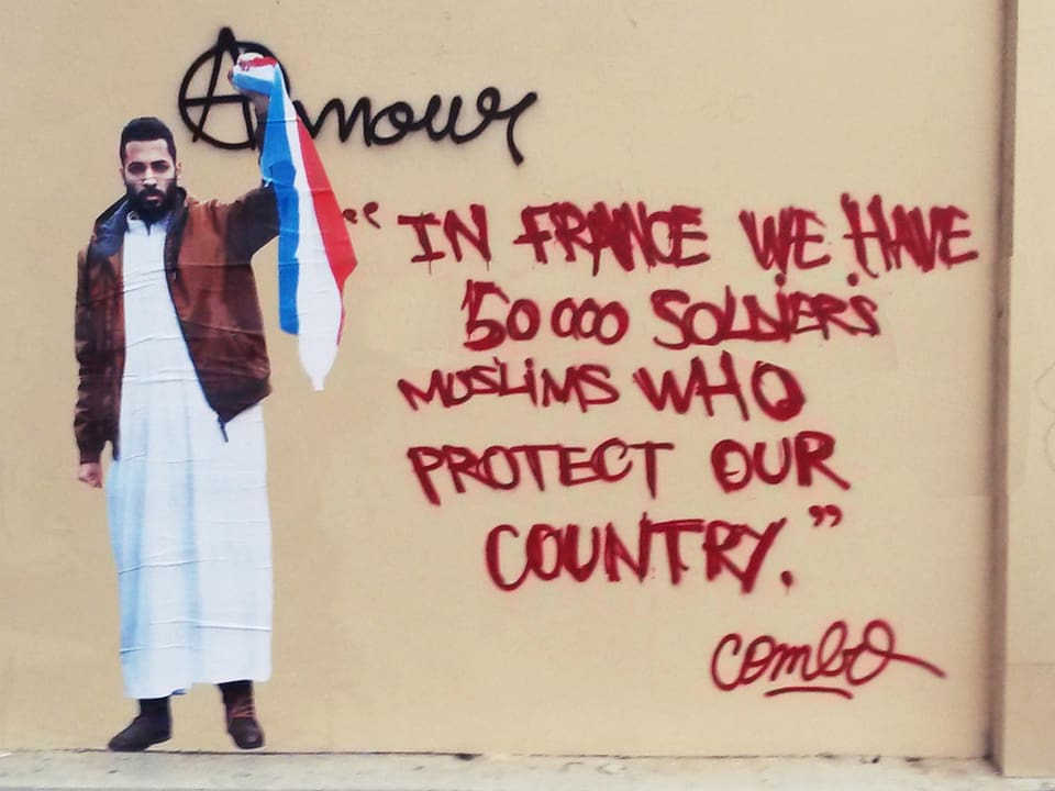 Auf einem Graffiti schwingt ein Moslem die französische Flagge.