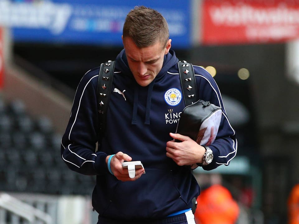 Leicesters Topskorer Jamie Vardy checit sein Handy