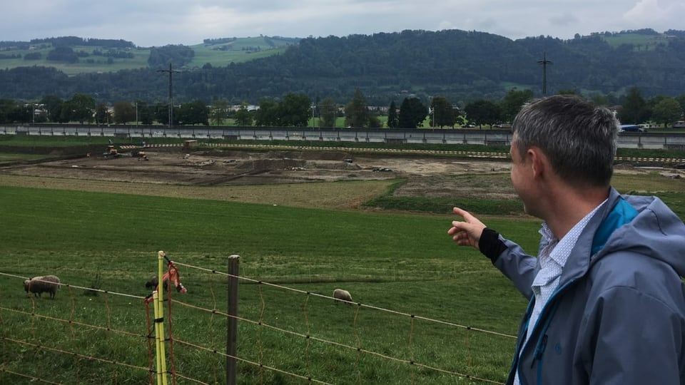 Adriano Boschetti blickt auf die Baustelle bei Münsingen und die Rettungsgrabung seines Teams