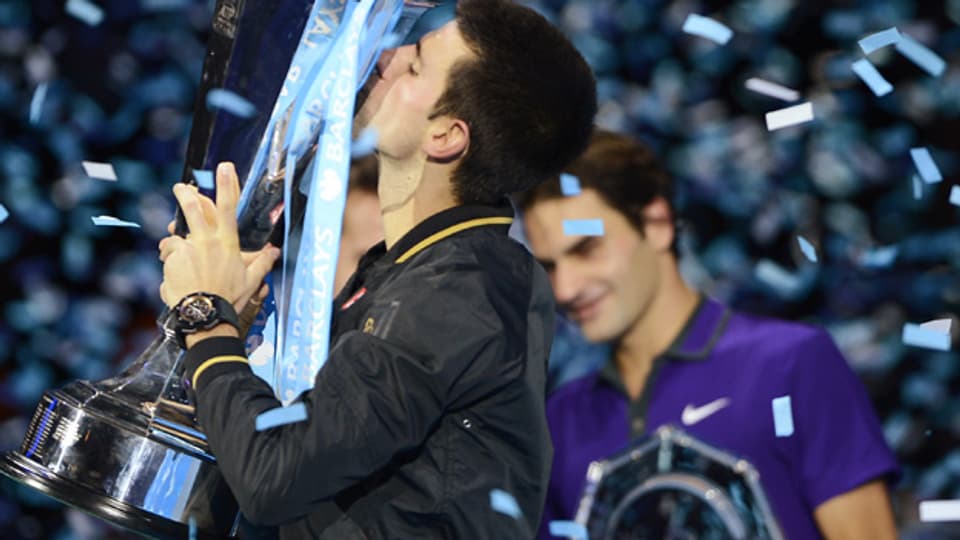 Novak Djokovic mit dem Pokal.