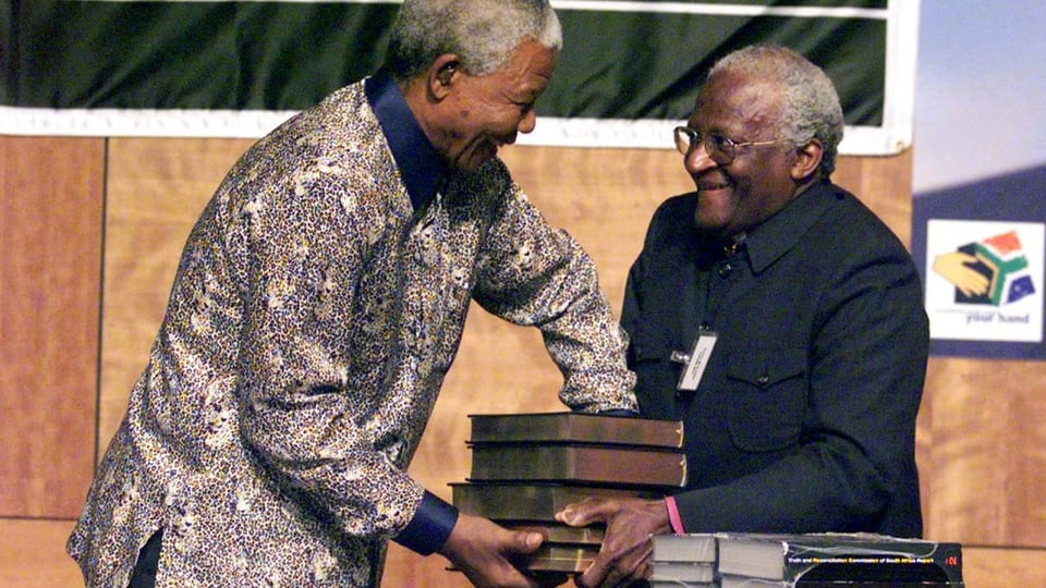 Tutu übergibt Mandela 1998 den Bericht der Wahrheits- und Versöhnungskommission, in dem er den ANC scharf kritisiert.