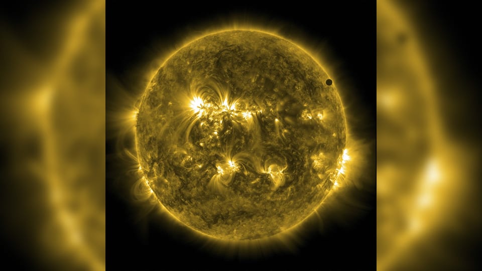Auf dem Bild ist eine aktive Sonne mit Sonnenflecken zu sehen.