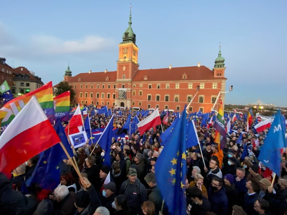 «Wir sind Europa» skandieren die Demonstrierenden auf dem Schlossplatz in Warschau.