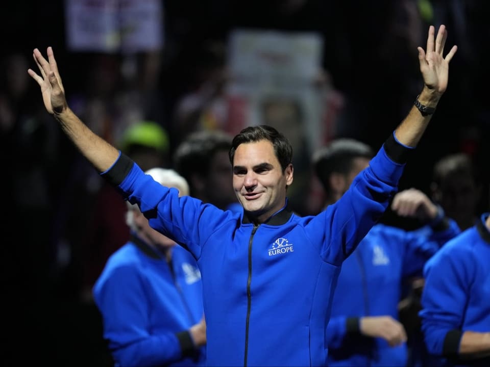 Wurde bei seinem Abschied so richtig gefeiert Roger Federer hält die Hände in die Höhe.