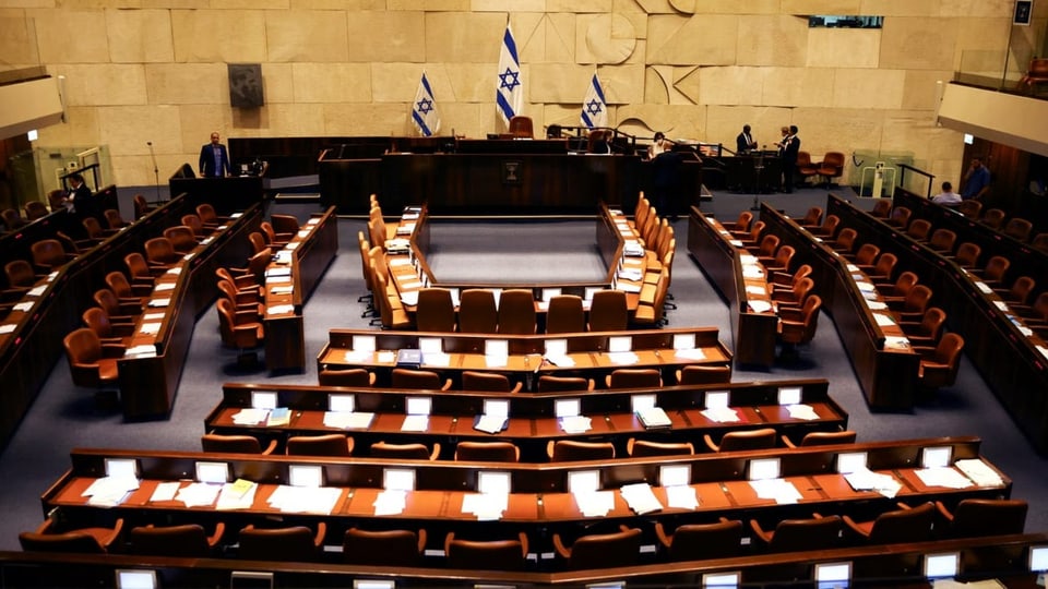 Der israelische Parlamentssaal ist leer.