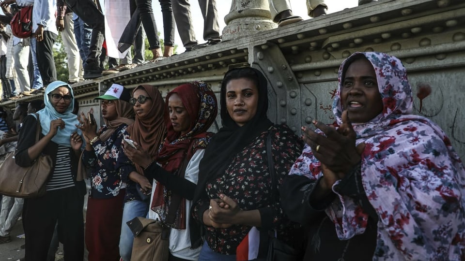 Protestierende Frauen im Sudan