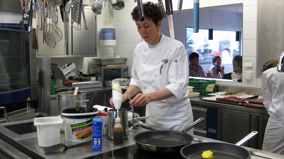 Silvia Manser beim Kochen. 