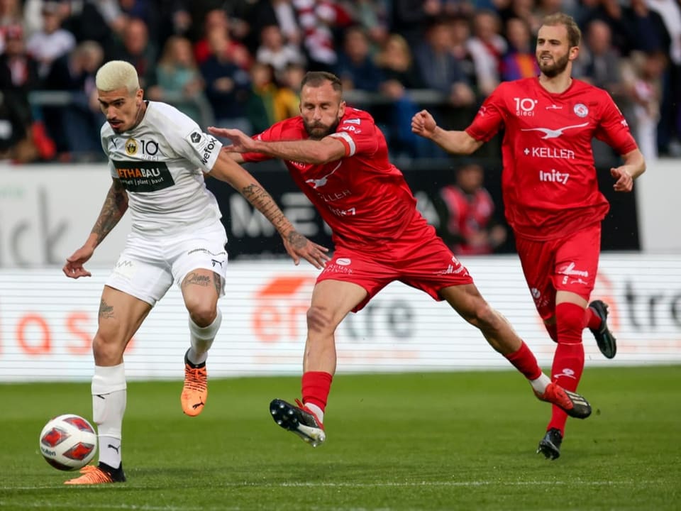 Stopp Winterthur den FC Schaffhausen – oder umgekehrt? Schaffhauser Spieler im Duell mit Winterthurer Spieler