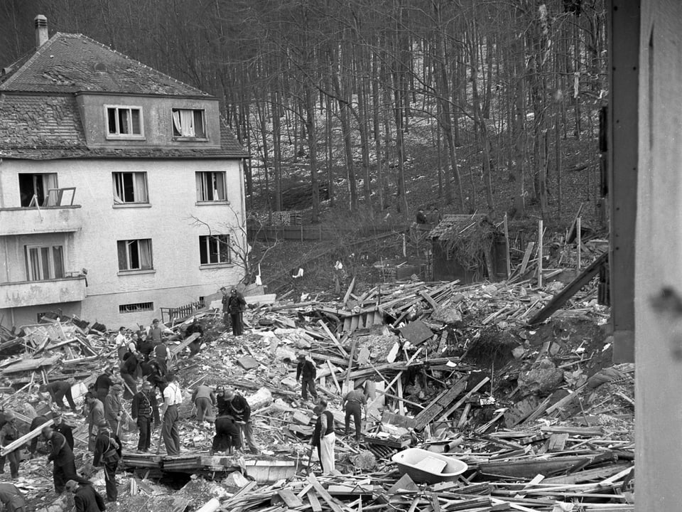 Trümmerfeld nach Bombenabwurf in Zürich.