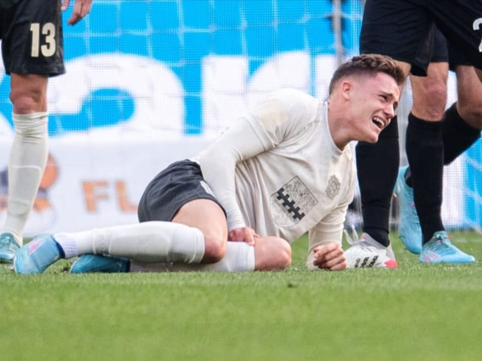 Pechvogel Florian Wirtz verletzte sich gegen Köln womöglich schwer am linken Knie.