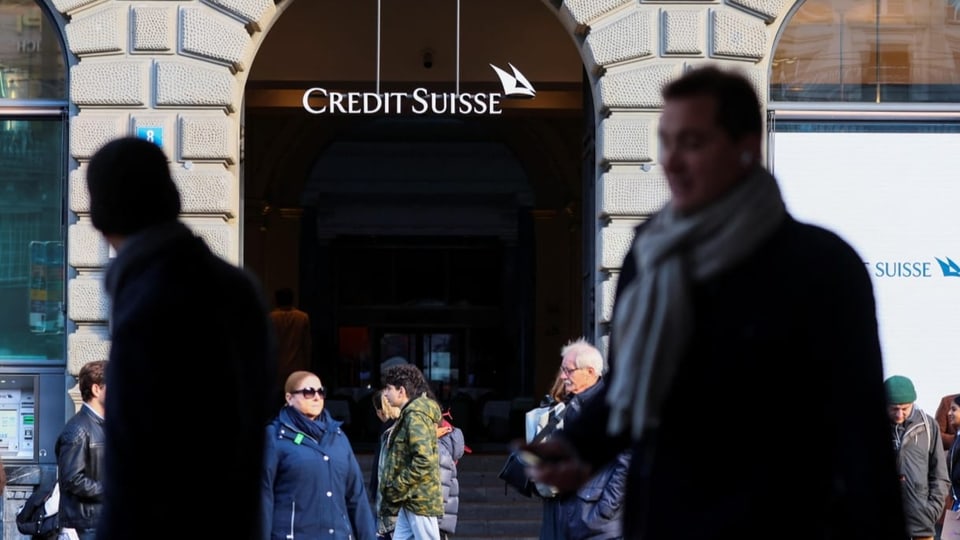 Menschen vor der Grossbank Credit Suisse