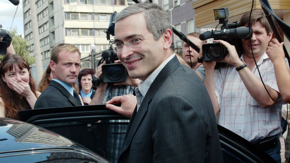 Michail Chodorkowski im Jahr 2003 an einer offenen Autotür stehend