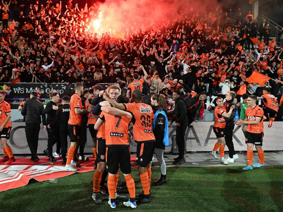 FC Volendam feiert mit Fans