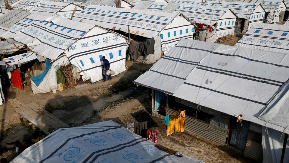 Flüchtlingscamp mit Zelt-Häusern, so weit das Auge reicht.