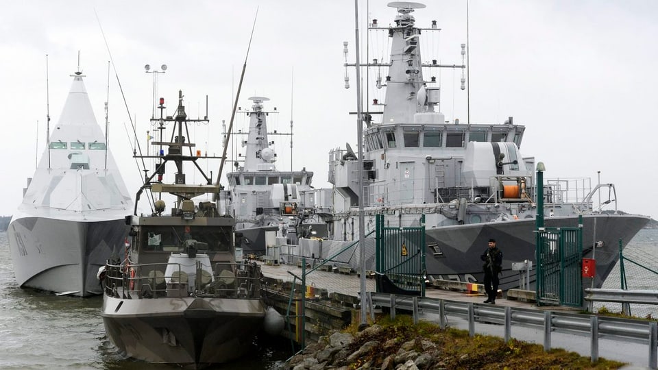 Schwedische Marineschiffe liegen am Quai einer Armeebasis