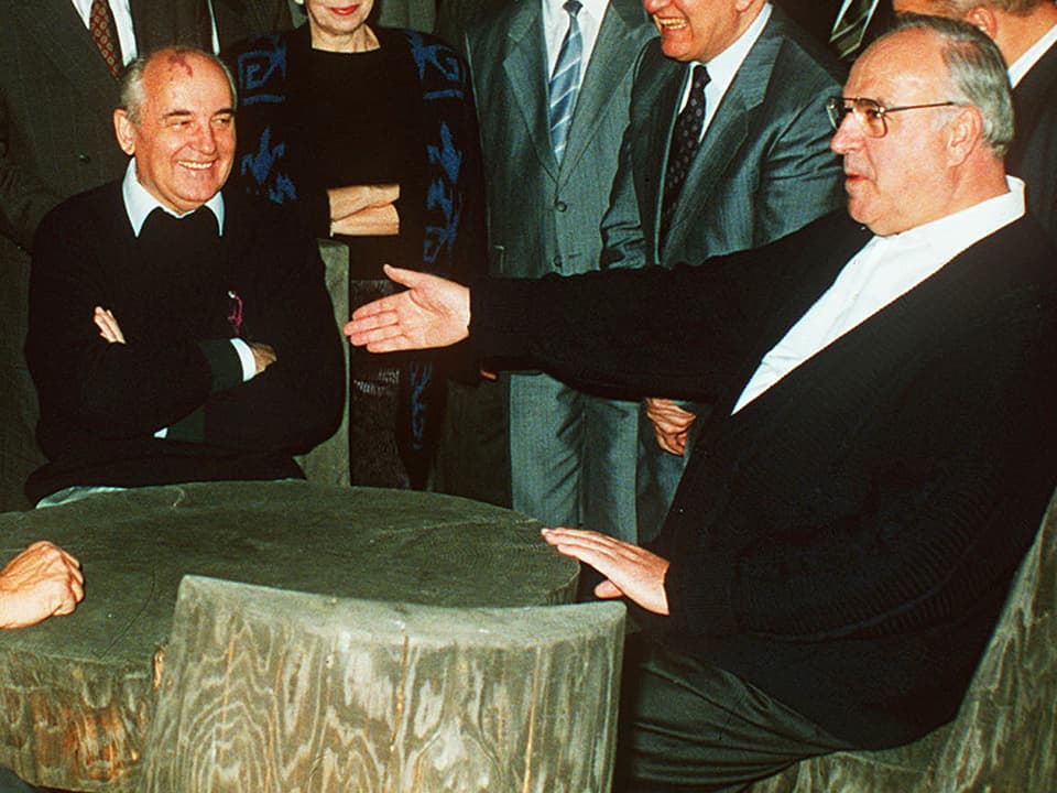 Michael Gorbatschaw (linke Seite) und Helmut Kohl an Tisch sitzend