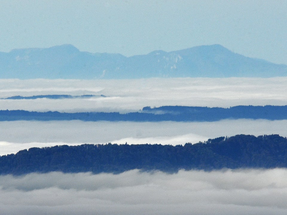 Nebelmeer mit Bergketten.