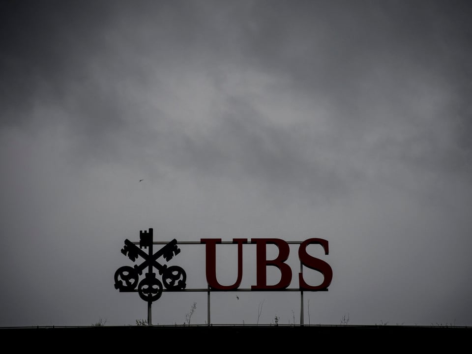 UBS-Logo hinter Wolken