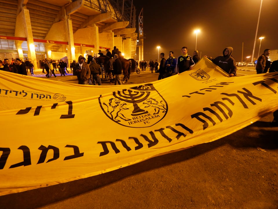 Beitar-Anhänger protestieren gegen Rassismus