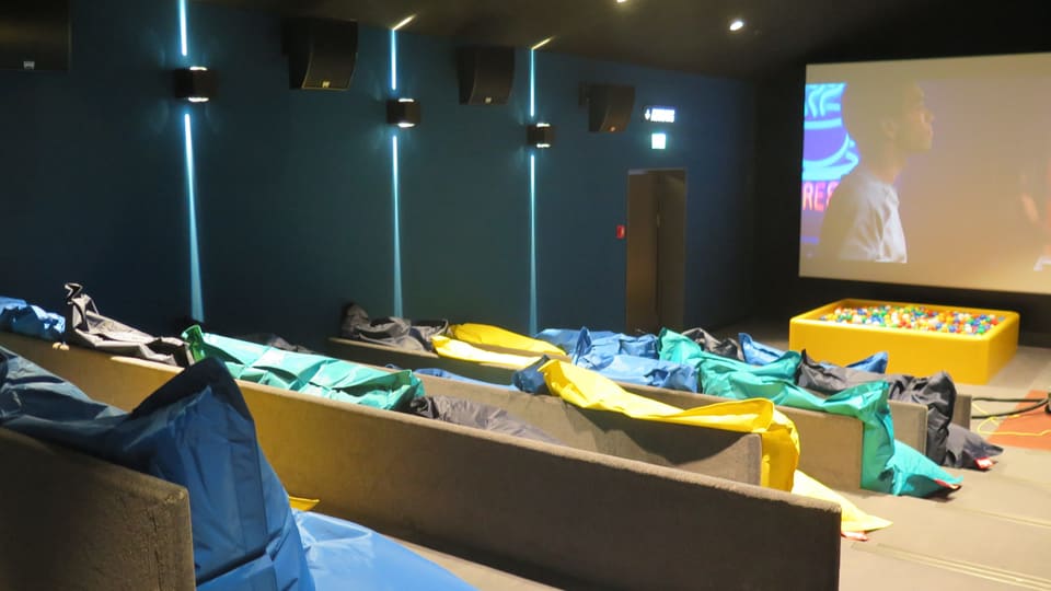 Kinosaal für Kinder mit Sofas und Bällebad