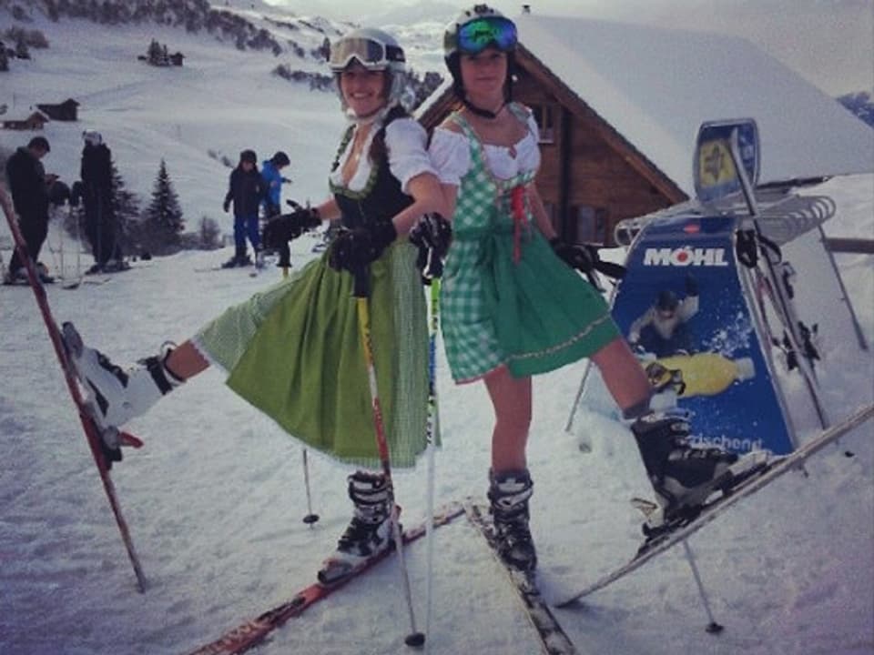 Skifahrerinnen in Tracht.