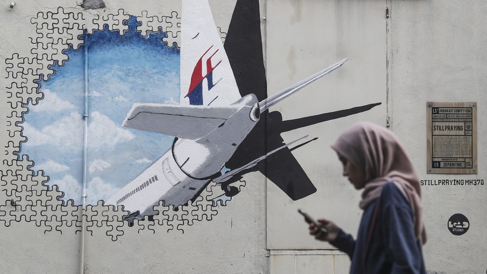 Mauergemälde in Malaysia bildet MH370 ab