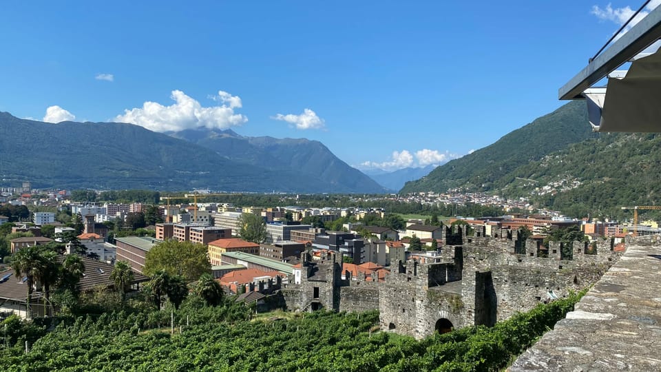 Bellinzona / Burg Castelgrande Blick von der Burg Castelgrande Richtung Biasca.