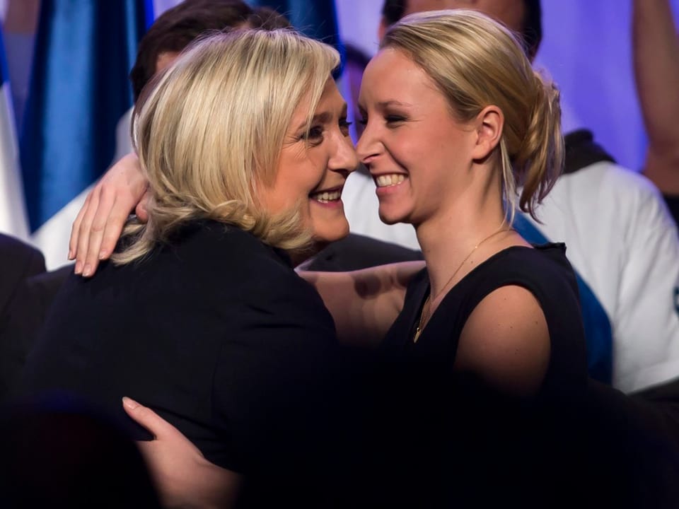 Marine und Marion Le Pen umarmen sich und lächeln