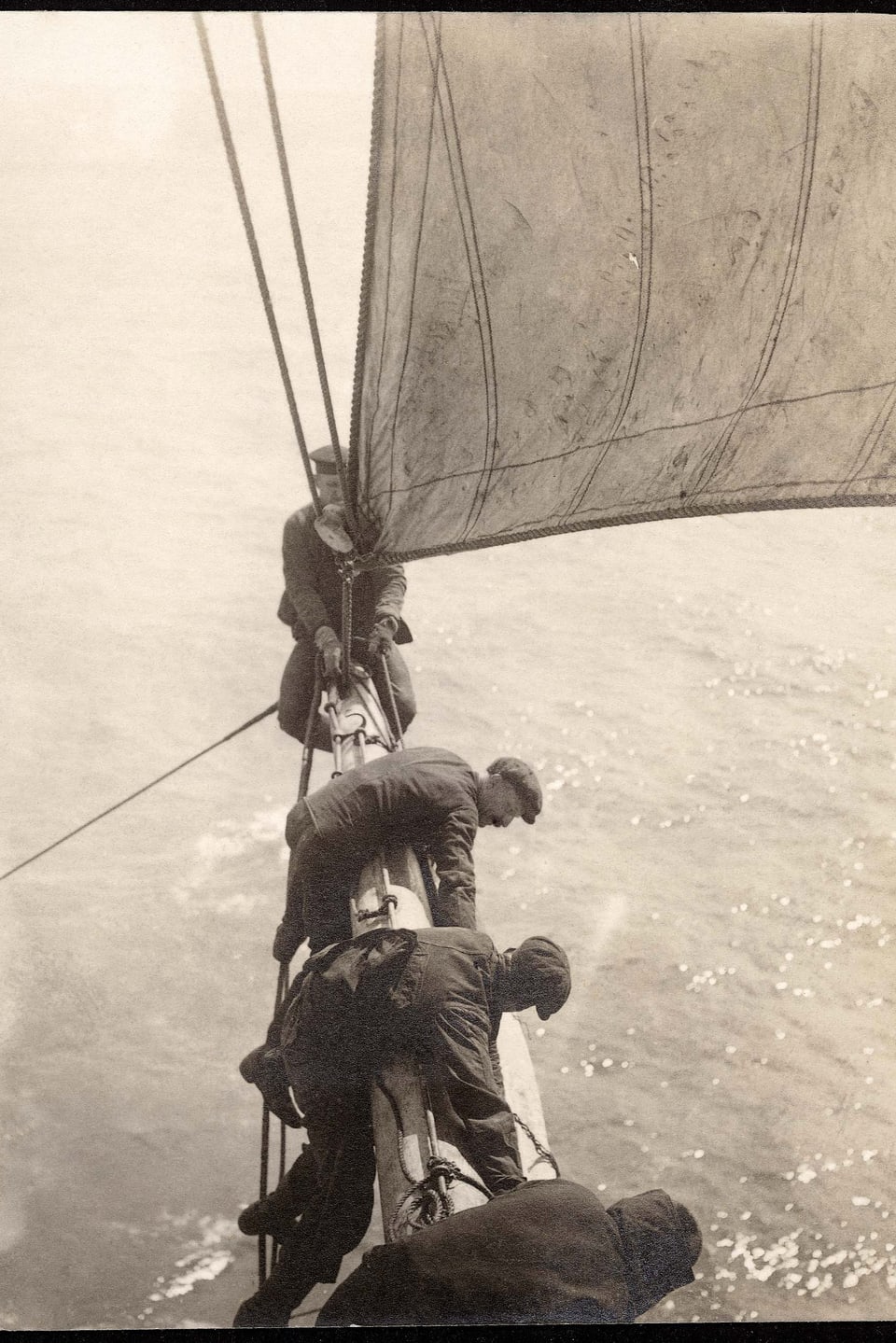 Vier Männer auf der Spitze eines Segelbootes.