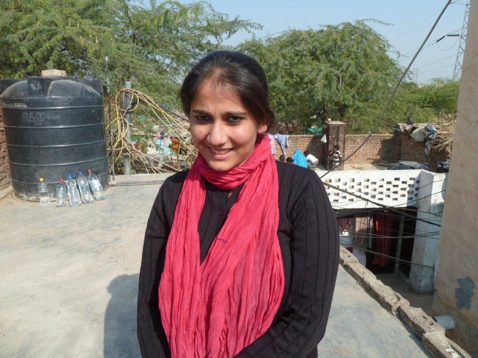 Kavneet Kaur betraut das Wasserprojekt in den Slums von Delhi