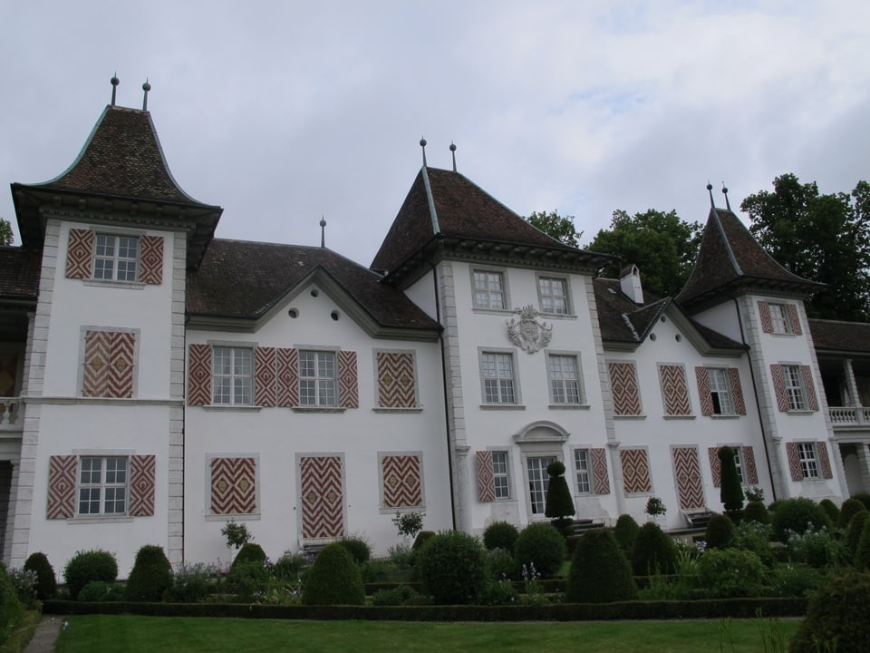 Das imposante Schloss Waldegg von aussen, im Vordergrund der Garten.