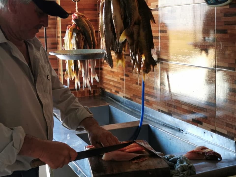 Vargas bearbeitet den Fisch.