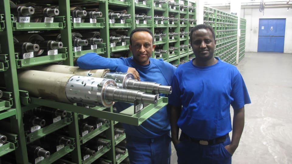 Mussie Abraham und Eyob Tesfay im Druckzylinder-Lager der Stewo in Wolhusen.
