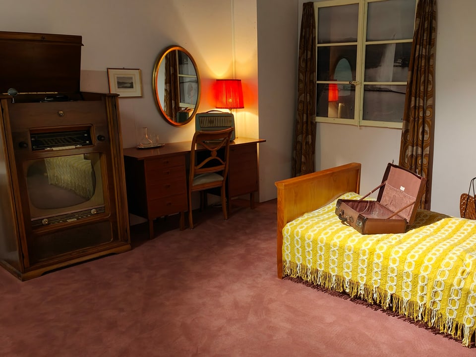 Ein typisches Hotelzimmer der 1950er Jahre mit entsprechenden Geräten.