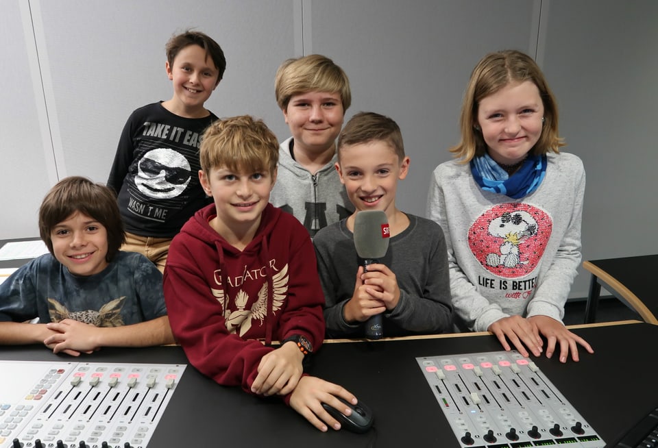 Kinder im Radiostudio