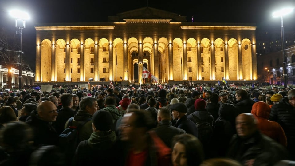 Tausende am Abend vor dem Parlamentsgebäude in Tiflis