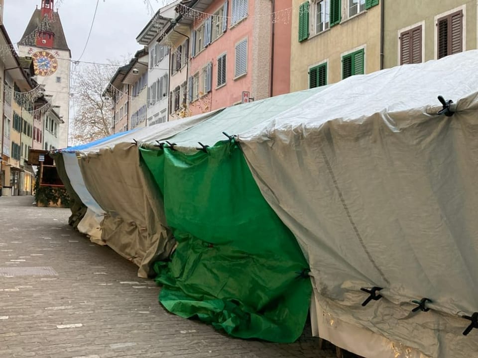 Eingepackte Marktstände in der Gasse.