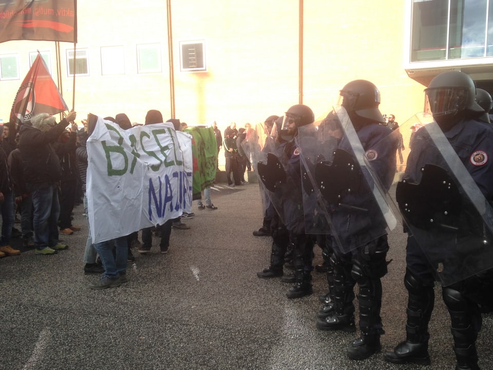 Demonstranten mit Transparent, Polizei in Kampfmontur