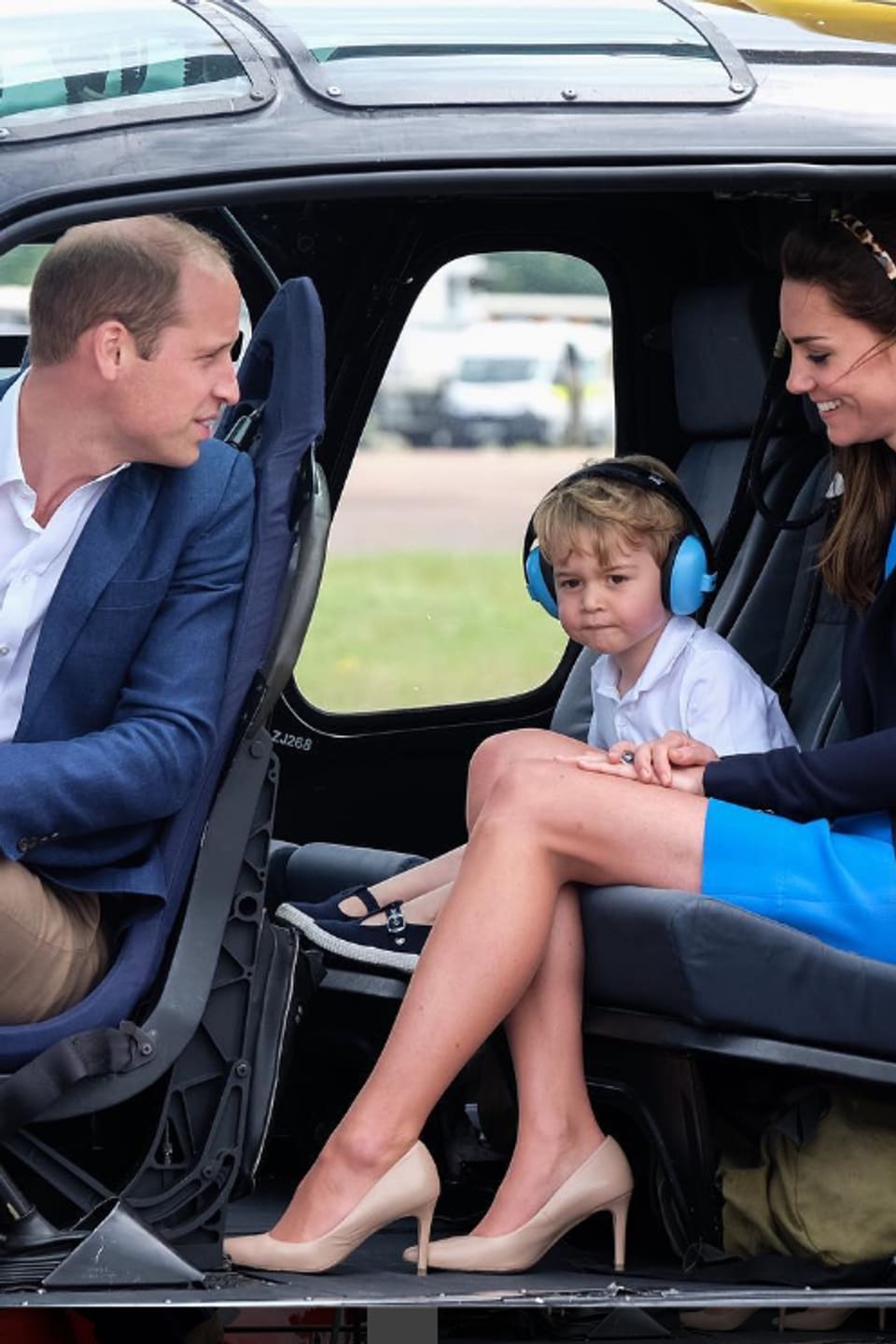 William, George und Kate sitzen im offenen Helikotpter