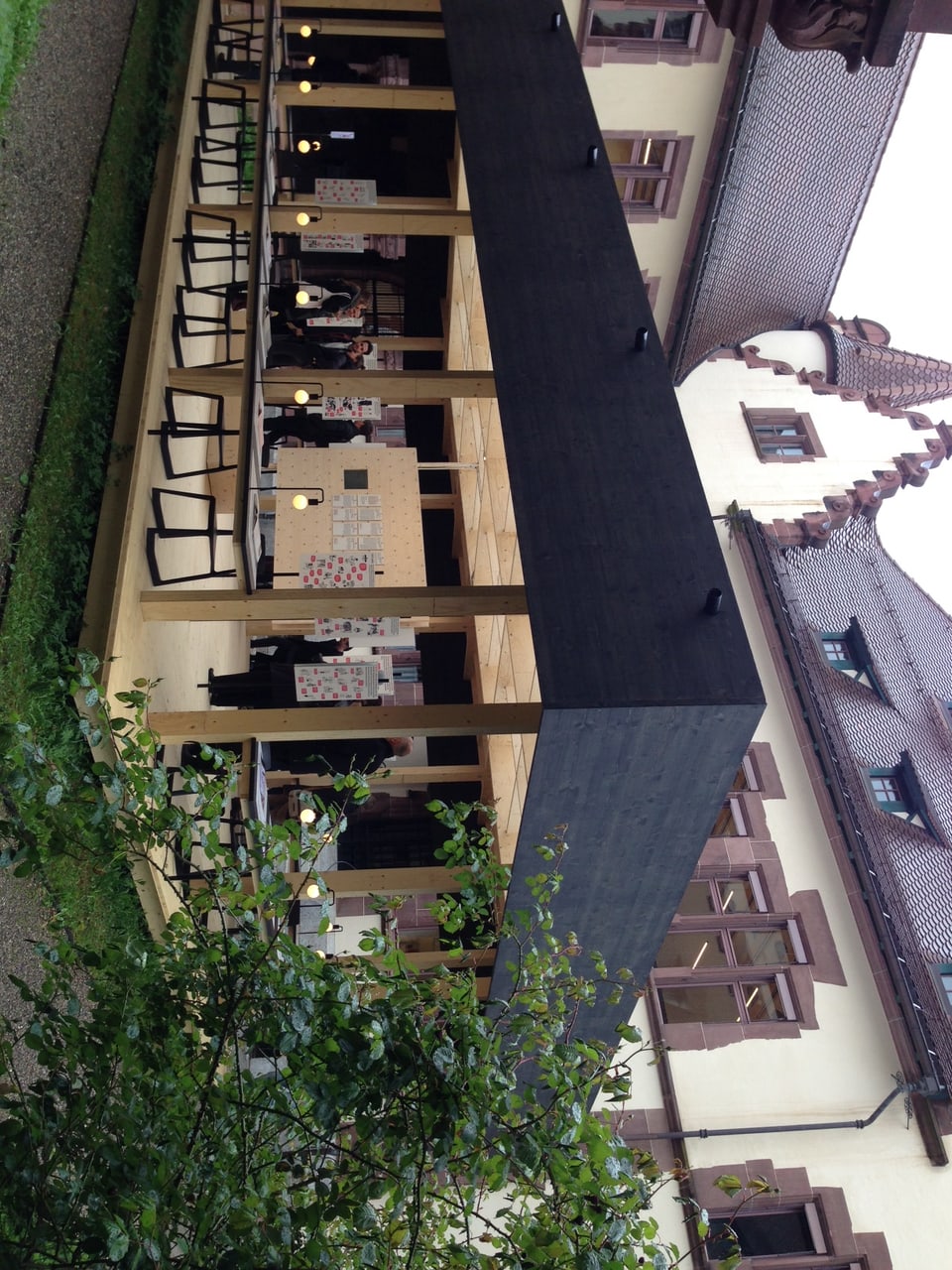 Im Innenhof des Staatsarchivs Basel-Stdt ist ein Pavillon aufgestellt.