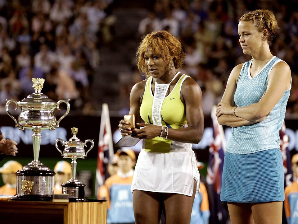 Serena Williams mit Trophäen.